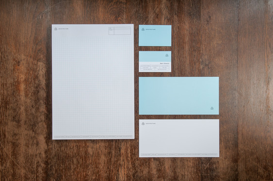 SLH Architecture

Réalisation de l'identité graphique du bureau d'architecture SLH (Henri Simonis + Laurent Sougnez).
Création de logo / carte de visite / compliment cards / bloc note / site web.