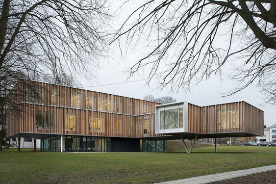 Maison communale de Montigny-le-Tilleul par V+