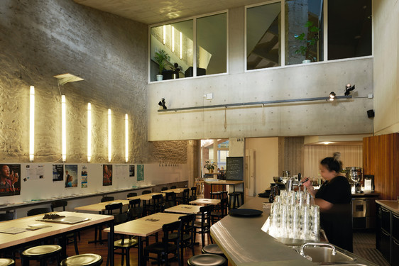 The bar-restaurant in relation with the foyer