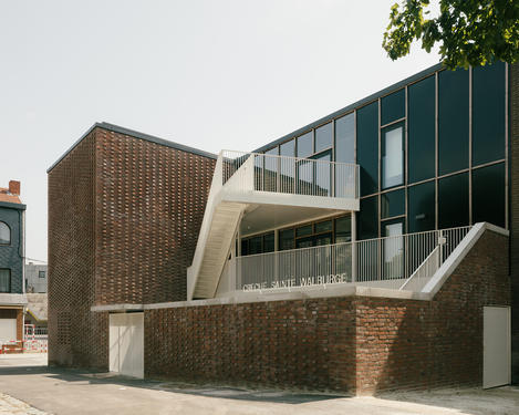 Façade sur la place Sainte Walburge. Entrée et jeu de balcons.