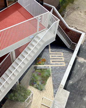 Cascade des terrasses connectées par la circulation extérieure.