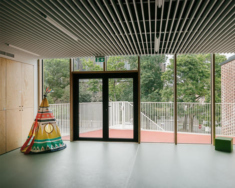 Salle d'activité intérieure de plain-pied avec sa terrasse.