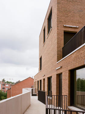 La distribution en coursive permet de créer des seuils vers les logements.