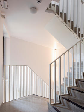 L'entrée et les escaliers bénéficient de lumière naturelle.