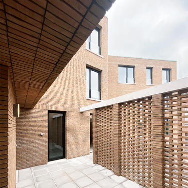 Le projet propose une diversité d'espaces extérieurs et de travail de seuils.