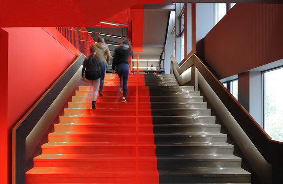 Areas beyond the lecture halls adapted to multiple uses, including gatherings, relaxation and study.