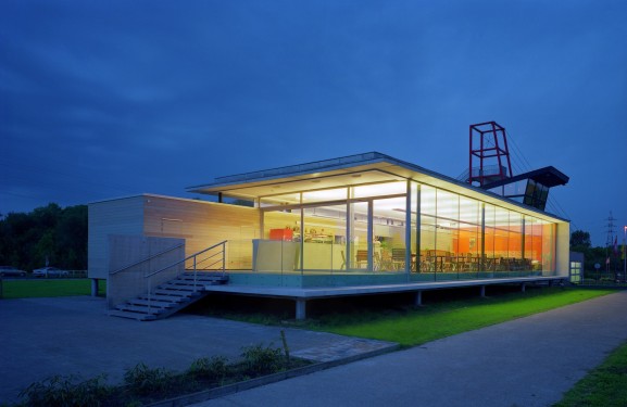 La Capitainerie et du Club House du port de plaisance de Mons