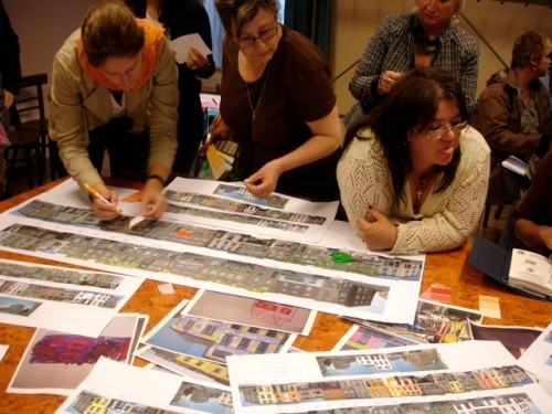 Réunion avec les habitants
Des réunions et des débats ont été menés pour amener le projet individuel (chacun son idée pour sa façade) vers un projet collectif : la place avec des façades peintes et d’autres non.