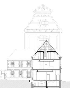 la coupe avec la chapelle en arrière-plan