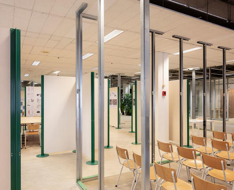 The paravant as a displace and as division for different levels of public use. On the right the confrence space